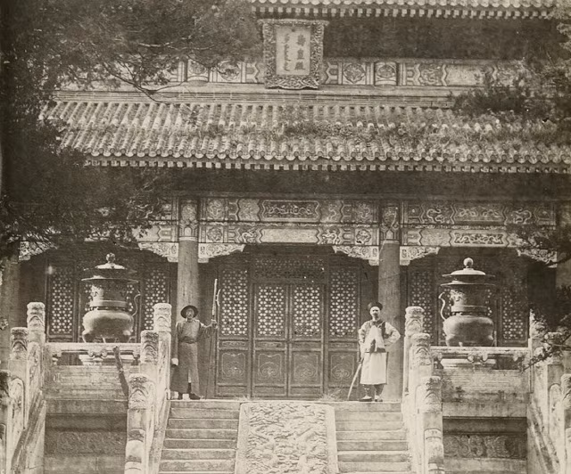 Không chỉ vậy, bởi nơi mà họ trú đóng trong hoàng cung thường gần nhà vệ sinh, đến mùa hè sẽ thu hút rất nhiều muỗi. Để những loại côn trùng này không quấy rối cuộc sống của các chủ tử, những thị vệ gác cổng nói trên còn kiêm cả nhiệm vụ… diệt muỗi. Theo đó, họ sẽ có thêm công việc rải muối xuống đất để tránh côn trùng bén mảng tới các cung. 