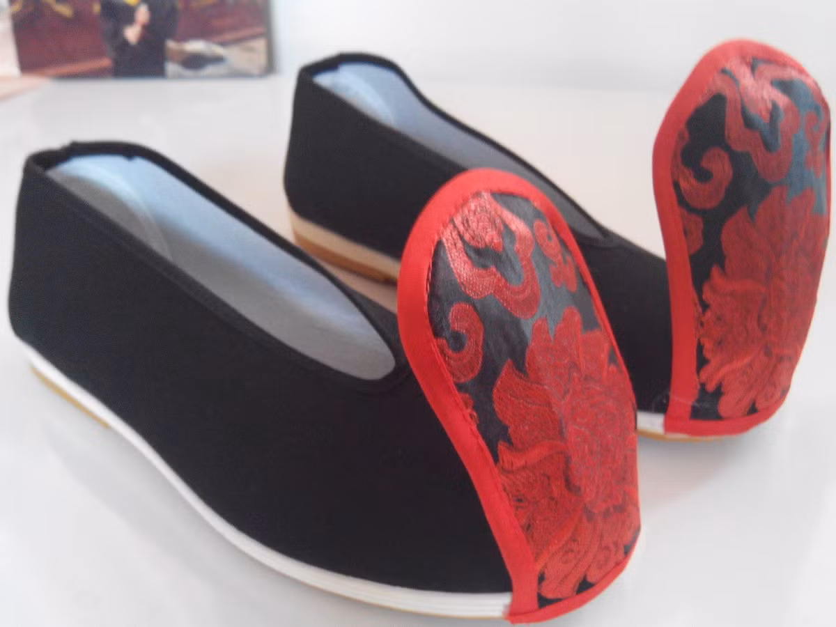 Theo đó, sự xuất hiện của loại giày này có lịch sử hơn 5.000 năm và là kiểu giày chủ yếu ở triều nhà Minh và nhà Thanh. Điều này đã khiến nhiều người đời sau đặt câu hỏi, mũi giày vểnh lên cao có tác dụng gì?