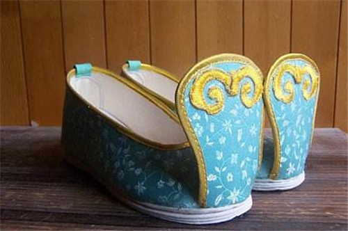 Từ những ý kiến trên có thể thấy thiết kế giày của người xưa thật sự vô cùng sáng tạo, vừa ý nghĩa vừa nhiều sự tiện dụng, đôi khi vượt hơn cả tưởng tượng của hậu thế. 