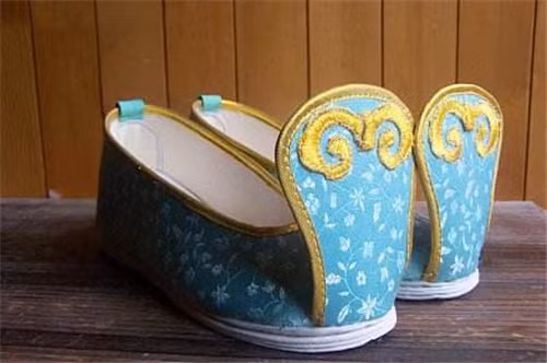 Từ những ý kiến trên có thể thấy thiết kế giày của người xưa thật sự vô cùng sáng tạo, vừa ý nghĩa vừa nhiều sự tiện dụng, đôi khi vượt hơn cả tưởng tượng của hậu thế. 