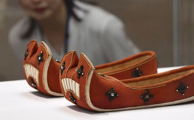 Ngay từ thời Tiền Thần, "giày kiều đầu" (giày mũi vểnh) đã bắt đầu phổ biến. Trên những đồ gốm xưa được khai quật ở Thanh Hải, Trung Quốc đều có vẽ những hình ảnh người mang giày mũi vểnh.