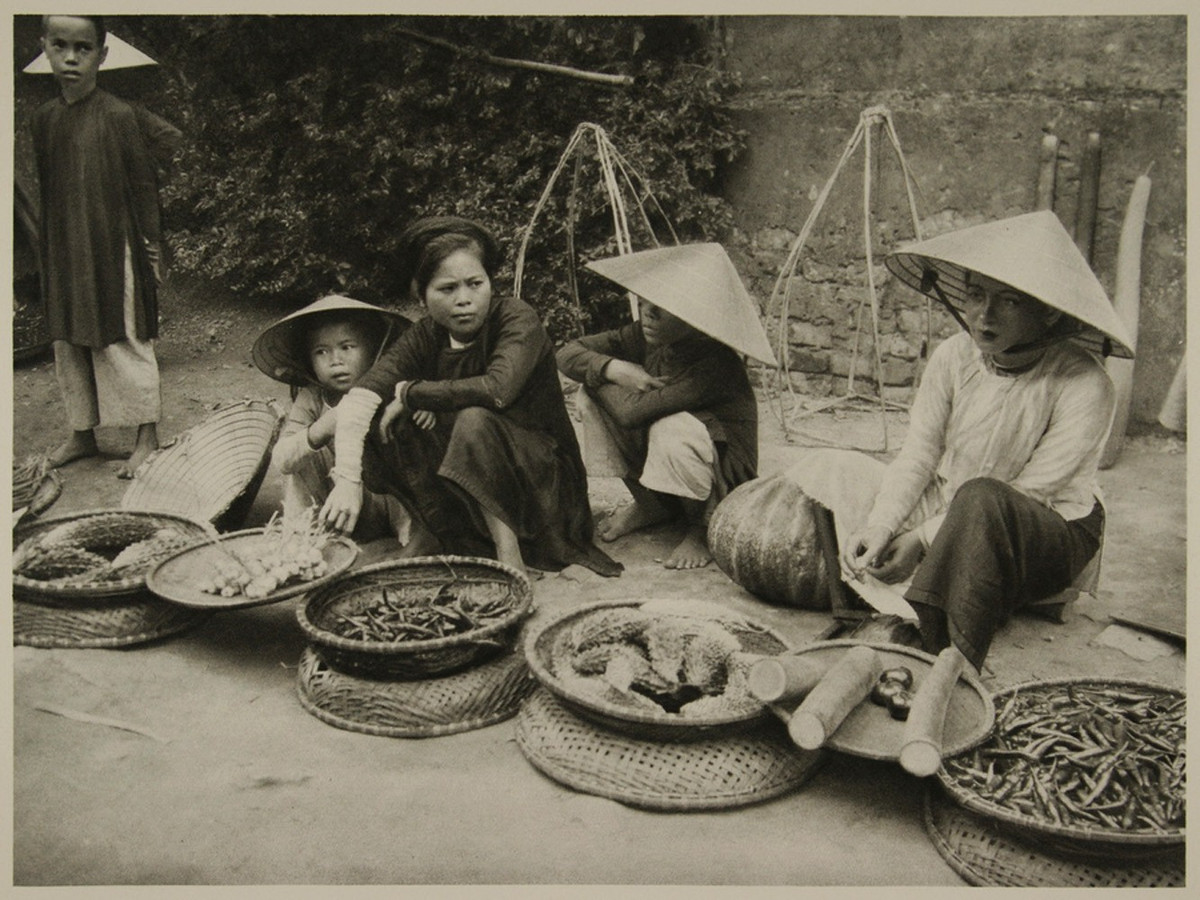 Những người phụ nữ bán nông sản ven đường ở Huế năm 1926.