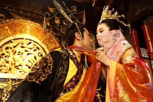  Trần Dụ Tông (1336-1369) là vua thứ bảy của triều Trần. Trong giai đoạn làm vua, Dụ Tông lười nhác chính sự, thích ăn chơi hưởng lạc, cho mở sòng bạc ngay tại hoàng cung, cùng quần thần thi uống rượu ban thưởng… Chính thói ăn chơi vô độ đó đã khiến nhiều danh thần xa rời triều chính, lộng thần nổi lên, cơ đồ nhà Trần suy yếu.