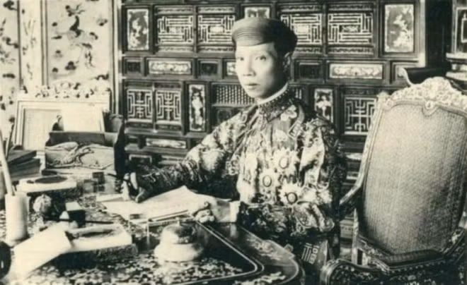  Khải Định là ông vua thứ 12 của triều Nguyễn, trị vì 10 năm (1915-1925). Trước khi lên ngôi, Khải Định được biết đến là người ham mê cờ bạc, nợ nần nhiều đến nỗi không thể trả hết. Sau khi lên làm vua, ông ta tự biến mình thành con rối trong tay người Pháp, để rồi bị người đời mỉa mai là “ông tổ của nghề nịnh nọt”.