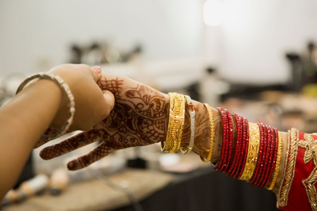 Vào thứ tư, đêm Henna sẽ được tổ chức. Phụ nữ ở gia đình chú rể sẽ đến và vẽ Henna lên tay cô dâu. Vào đêm này, họ cũng tổ chức một số buổi tiệc nhỏ với các món ăn đặc trưng. Tại thị trấn cảng Aqaba, người dân sẽ ăn cá ngừ. Ở phía bắc thành phố Irbid, gan lại được chọn làm món chính. Ảnh: Getty.