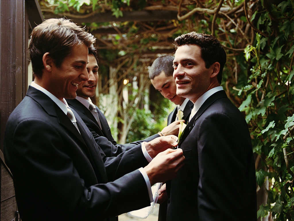 Thứ năm sẽ là ngày diễn ra tiệc chú rể. Đây là thời điểm người thân, bạn bè của chú rể cùng nhau giúp anh ta chuẩn bị cho lễ cưới. Ảnh: Getty.