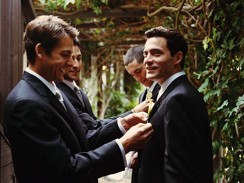 Thứ năm sẽ là ngày diễn ra tiệc chú rể. Đây là thời điểm người thân, bạn bè của chú rể cùng nhau giúp anh ta chuẩn bị cho lễ cưới. Ảnh: Getty.