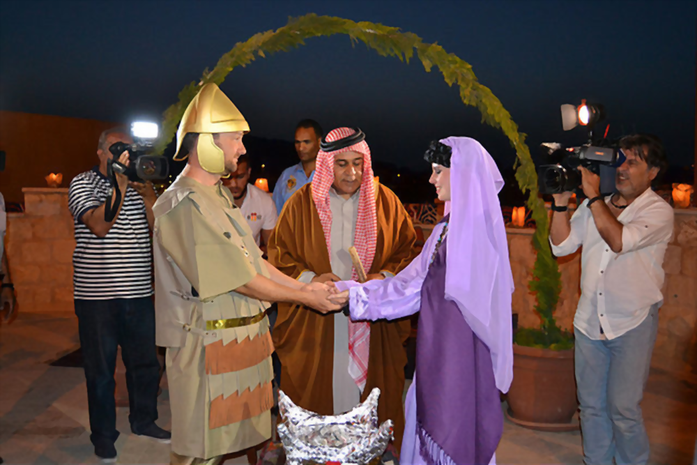 Sau những ngày "dạo đầu", đám cưới sẽ chính thức diễn ra. Vào ngày này, gia đình chú rể sẽ sắp xếp "đội ngũ" sang nhà đón dâu. Khi tới cửa, chú rể sẽ không vào mà chờ cô dâu bước ra. Bạn có thể sẽ nghe thấy tiếng súng vào thời điểm này, tuy nhiên, đó đơn giản là cách ăn mừng lễ cưới. Sau đó, tất cả cùng nhau đi tới địa điểm cử hành hôn lễ. Địa điểm này có thể là hội trường, khách sạn hoặc ngay trên sa mạc. Tại đây, gia đình hai bên sẽ thuê hẳn một ban nhạc kiểu truyền thống để khuấy động ngày vui. Ảnh: Alamy.