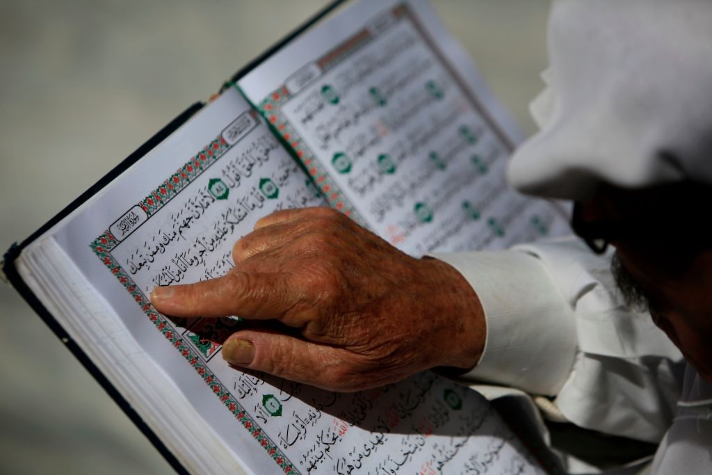 Đám cưới kiểu truyền thống của người Jordan thường có 3 phần chính. Đầu tiên, mẹ chú rể sẽ đến trò chuyện riêng với cô dâu tương lai của con trai để đôi bên thấu hiểu nhau hơn. Họ sẽ thay mặt con mình hỏi vợ (thường các cặp đôi đã trao đổi từ trước). Nếu cô gái chấp nhận, gia đình hai bên sẽ gặp nhau và đọc Fatiha (chương đầu của kinh Quran) như lời hứa hôn. Sau khi xong các thủ tục này, những người lớn tuổi bên nhà trai sẽ đem đồ ngọt tới nhà gái để làm quen. Bữa tiệc truyền thống giữa hai họ chỉ có đàn ông tham dự chứ không như ngày nay. Ảnh: Getty.