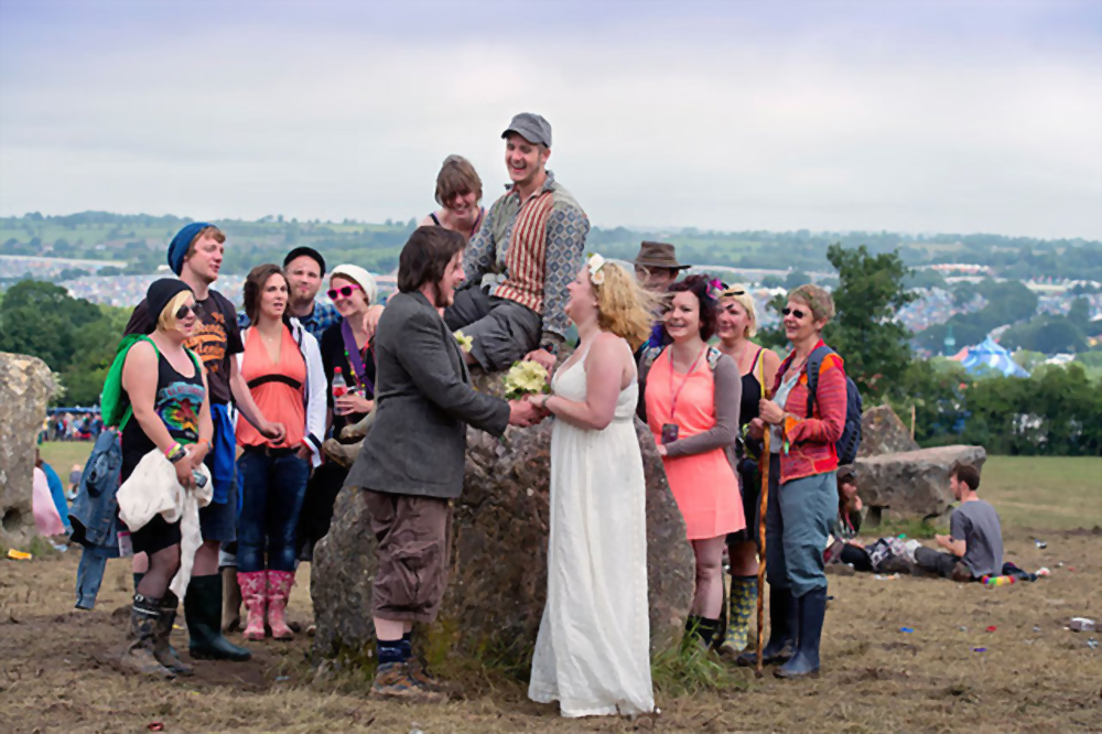 Điều vui bậc nhất trong đám cưới người Jordan chính là những điệu nhảy. Bạn sẽ cùng những người khác nhạy điệu dabke truyền thống. Đây là điệu dân gian tập thể nên dù không biết rõ, khách tham dự vẫn có thể học lỏm theo người bên cạnh. Một điều cần lưu ý trong đám cưới là nhạc sẽ mở rất lớn. Do đó, nếu có vấn đề về thính giác, bạn nên trang bị cho mình bông bịt tai. Ảnh: Alamy.