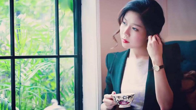 Có thể từ nhỏ, bạn không may mắn được sinh ra trong gia đình giàu có nhưng bạn có thể vươn lên thoát nghèo bằng chính nỗ lực của mình. Người có nốt ruồi ở mặt ngoài của đùi thường là người tự lập, không thích nhờ vả.