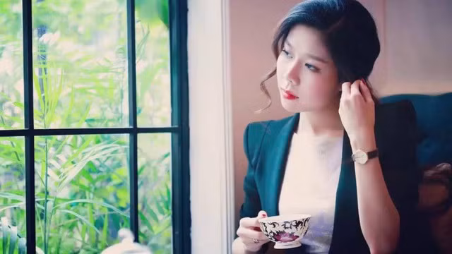 Có thể từ nhỏ, bạn không may mắn được sinh ra trong gia đình giàu có nhưng bạn có thể vươn lên thoát nghèo bằng chính nỗ lực của mình. Người có nốt ruồi ở mặt ngoài của đùi thường là người tự lập, không thích nhờ vả.