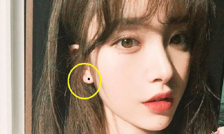 Nốt ruồi ở dái tai: Theo nhân tướng học, người có dái tai to dày, đầy đặn thì được coi là có phúc tướng. Nếu có thêm nốt ruồi ở dái tai thì chứng tỏ bạn là người có tâm tính thiện lương, vận khí tốt. Trong cuộc đời, bạn gặp được nhiều điềm lành, quý nhân, tài vận vượng phát, sự nghiệp hanh thông rộng mở. 