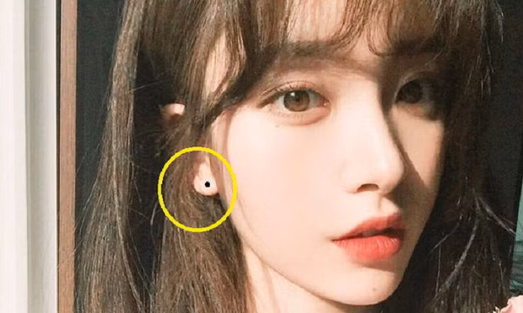 Nốt ruồi ở dái tai: Theo nhân tướng học, người có dái tai to dày, đầy đặn thì được coi là có phúc tướng. Nếu có thêm nốt ruồi ở dái tai thì chứng tỏ bạn là người có tâm tính thiện lương, vận khí tốt. Trong cuộc đời, bạn gặp được nhiều điềm lành, quý nhân, tài vận vượng phát, sự nghiệp hanh thông rộng mở. 