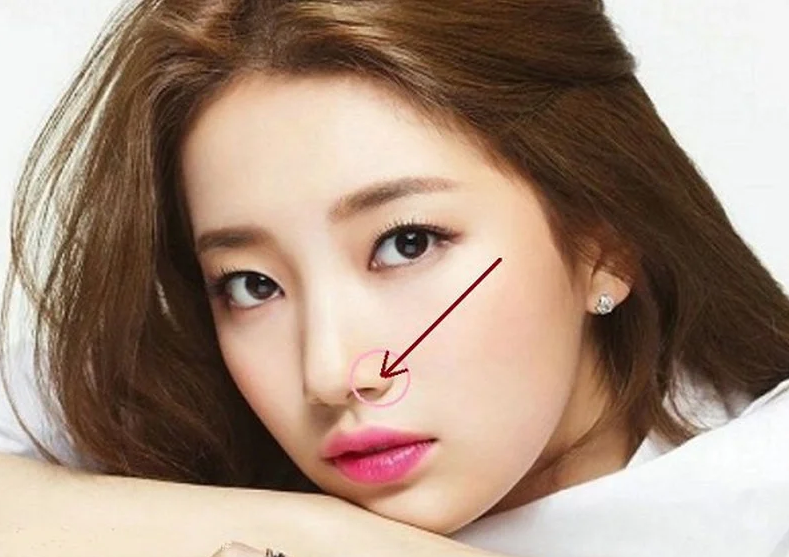  Mũi cao, thẳng: Một người sở hữu tướng mũi cao là vô cùng may mắn. Trong nhân tướng học tướng mũi được cho là cung tài bạch, chủ về tài lộc. Người phụ nữ có mũi cao, thẳng, đầy đặn thường sẽ gặp rất nhiều may mắn và cũng là người nắm quyền lực trong tay. Họ sẽ là người rất thành công trong sự nghiệp vẻ vang cho riêng mình không cần phải dựa vào người khác.