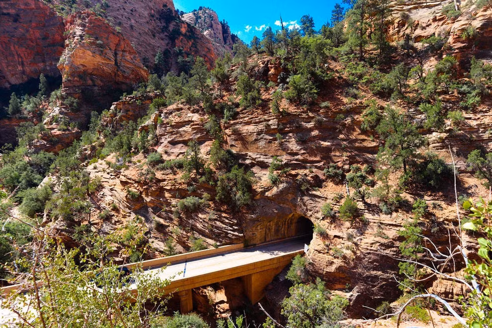  Đường hầm Zion - Mount Carmel (Mỹ): Bạn có thể tìm thấy một trong những đường hầm đẹp nhất nước Mỹ ở Utah. Zion - Mount Carmel thuộc đường cao tốc giữa 2 vườn quốc gia Zion và Bryce Canyon. Đường hầm xuyên qua khối núi sa thạch, mang đến cho du khách tầm nhìn tuyệt đẹp ra cảnh quan ngoạn mục xung quanh. Ảnh: Daniela Rodriguez.