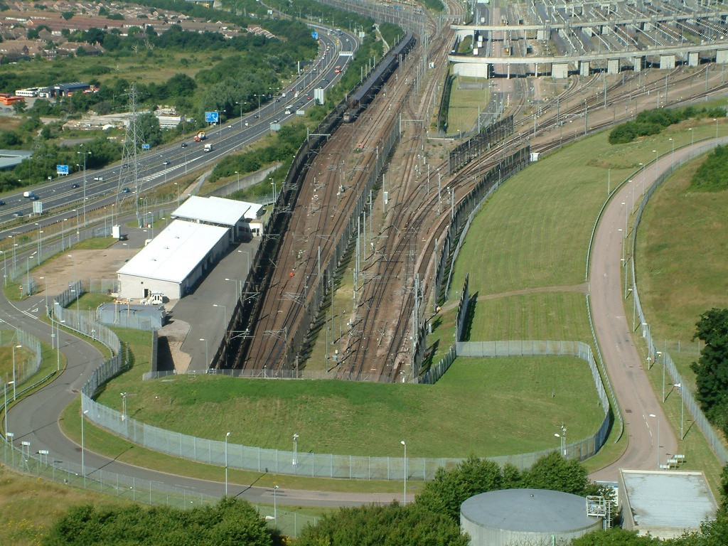  Đường hầm Channel (Anh): Channel là đường hầm quốc tế dài nhất thế giới, nối Folkestone, Kent ở Anh với Coquelles phía bắc Pháp. Đoạn đường hầm đường sắt dài 50 km băng qua bên dưới eo biển Manche. Ở độ sâu nhất, đường hầm Channel nằm dưới mực nước biển hơn 115 m. Ảnh: Wikipedia.