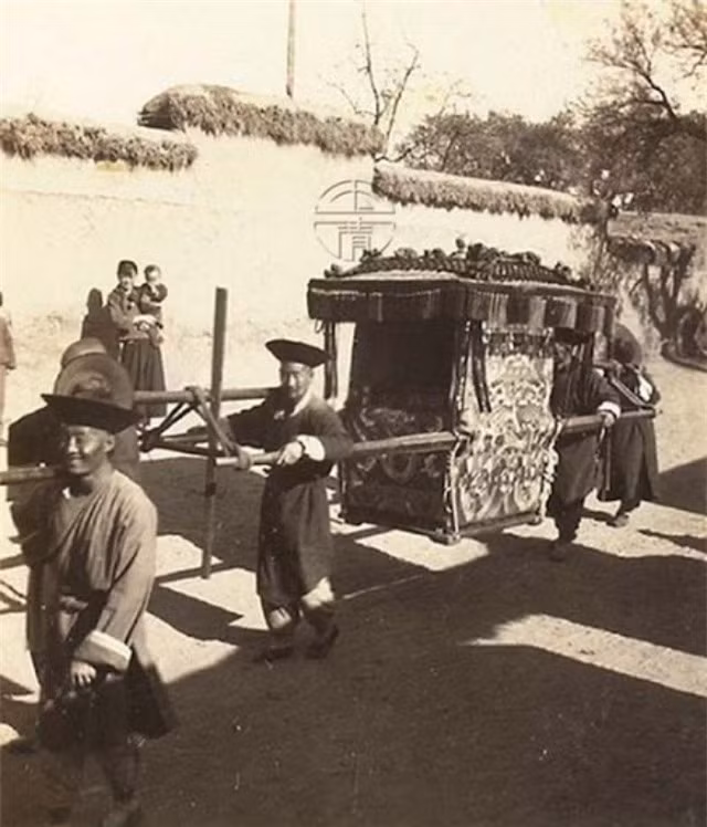 Trong phim người ta thường nói "dùng kiệu lớn 8 người khiêng đi rước dâu" hóa ra chính là như thế này đây.