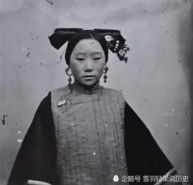 Đôi khi vợ lẽ lúc xuất giá cũng chỉ mặc đồ đơn giản, thậm chí là đồ vẫn mặc vào ngày thường. Họ không được mặc hỉ phục, cũng không được đội mũ phượng hay được kiệu 8 người khiêng về nhà chồng. Từ đó có thể thấy, chính thất luôn chiếm vị trí quan trọng và có tiếng nói trong gia đình.