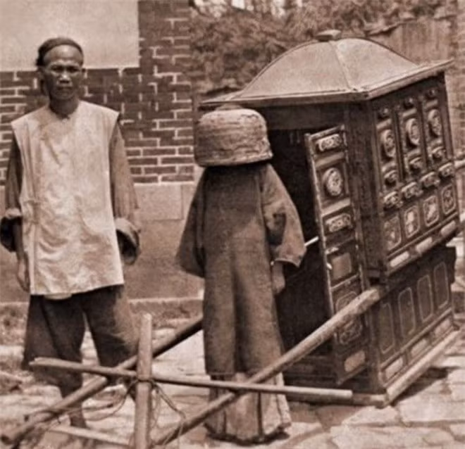 Một tân nương ở Phúc Kiến đội giỏ tre xuất giá. Thường thì các tân nương sẽ đội mũ phượng và ngồi kiệu 8 người khiêng để về nhà chồng, nhưng một số vùng lại có những tập tục khác lạ.