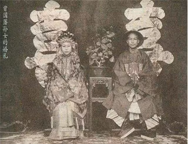 Đám cưới của con cháu các vị đại thần triều Thanh, tân nương là cháu gái của Tằng Quốc Phiên, tân lang là cháu trai của Lý Hồng Chương. Cả 2 đều sinh ra trong gia tộc hiển hách, mối hôn sự do cha mẹ đôi bên sắp đặt được xem là môn đăng hộ đối. 2 chữ hỉ được xếp cạnh nhau, thể hiện mong muốn cặp đôi sẽ sống hòa hợp tới đầu bạc răng long.