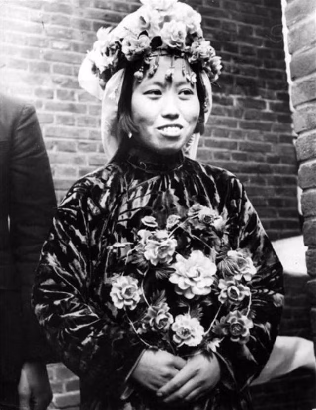 Trào lưu tổ chức hôn lễ theo kiểu Trung - Tây kết hợp cũng bắt đầu thịnh hành vào thời kỳ cuối triều Thanh. Tuy nhiên, thay vì cầm bó hoa giống người phương Tây thì trên tay các tân nương lại là vòng hoa được kết theo kiểu Trung Quốc.