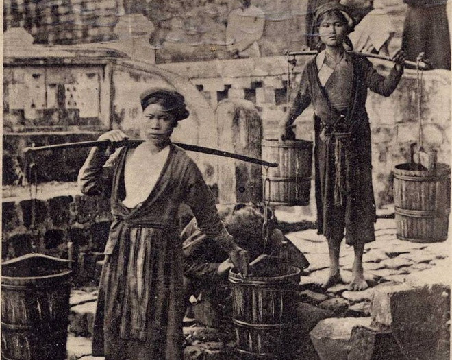 Gánh nước: Khi những con phố ở thành thị, nhất là ở Hà Nội chưa có nước, người dân còn dùng nước giếng và nước ở máy nước công cộng. Nghề gánh nước thuê nhờ đó có đất sống. Nhất là vào dịp Tết, những người làm nghề gánh nước ăn nên làm ra vì gia chủ phải trả thêm cho họ để lấy may cho năm mới "tiền vào như nước". Nguồn: Sách Nhiếp ảnh hiện thực và Việt Nam cuối thế kỷ 19 đầu thế kỷ 20.