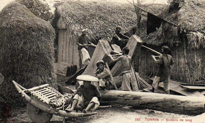 Xẻ gỗ: Nghề phổ biến ở khu vực rừng núi phía Bắc. Các thợ sơn tràng phải phối hợp nhịp nhàng để đưa đẩy lưỡi cưa sao cho tấm gỗ được xẻ phẳng như ý.