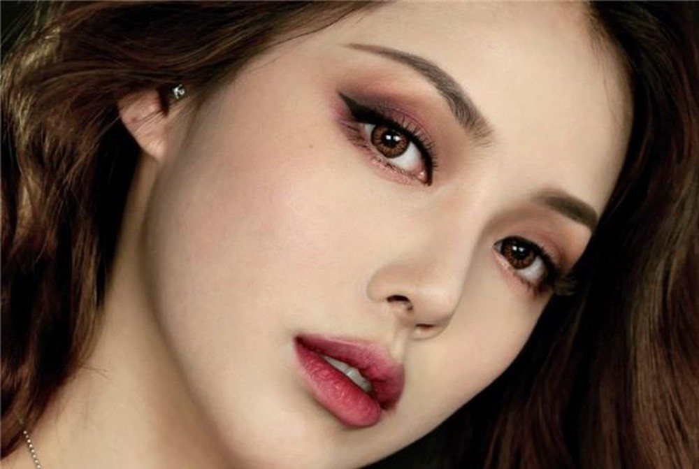 Những người phụ nữ này thường có đời sống vật chất dư dả thoải mái cuộc sống lúc nào cũng vui vẻ, hạnh phúc khiến ai cũng phải ngưỡng mộ. Những người phụ nữ này sau khi kết hôn cũng luôn cố gắng hết mình vì đức lang quan của mình. Họ có tướng vượng phu ích tử ai lấy được vô cùng may mắn.