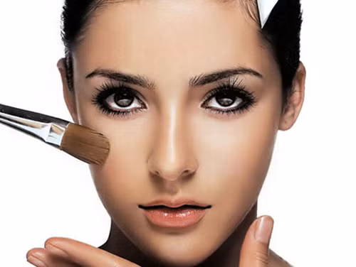  Phụ nữ có lông mày hình vòng cung: Theo tử vi học cho biết những người phụ nữ sở hữu tướng lông mày hình vòng cung là kiểu lông mày có phần đầu và phần đuôi nhọn, nhỏ hơn so với phần giữa hoặc hơi cong, đầu chân mày cao, đuôi lông mày thấp có số may mắn hơn người.