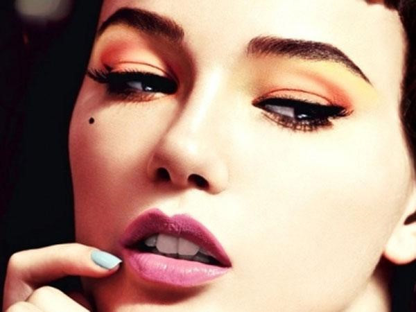  Phụ nữ có lông mày lá liễu: Trong nhân tướng học, những người phụ nữ sở hữu đôi lông mày cong tự nhiên này phẩm chất cực kì đáng quý luôn được người khác giới yêu mến chú ý. Ngoài ra, những người này thường có đức tính nhu mì, thướt tha và dịu dàng nên ai lấy được sẽ có cuộc sống hạnh phúc viên mãn. 