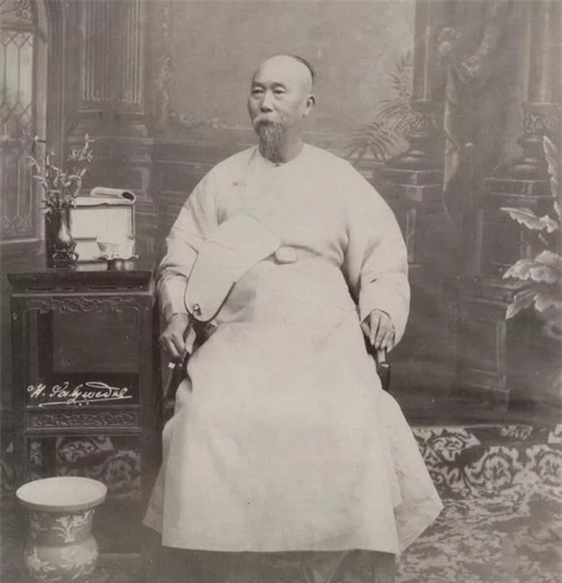 Trong cuộc đời quan trường của mình, Lý Hồng Chương đã thành lập Hoài quân tham gia cùng với Tăng Quốc Phiên, Tả Tông Đường trấn áp phong trào Thái Bình Thiên Quốc. Vì có công lớn, ông được bổ nhiệm làm Tổng đốc Hồ Quảng, Tổng đốc Trực Lệ kiêm Bắc dương đại thần, Tổng đốc Lưỡng Quảng, Túc nghị nhất đẳng bá.