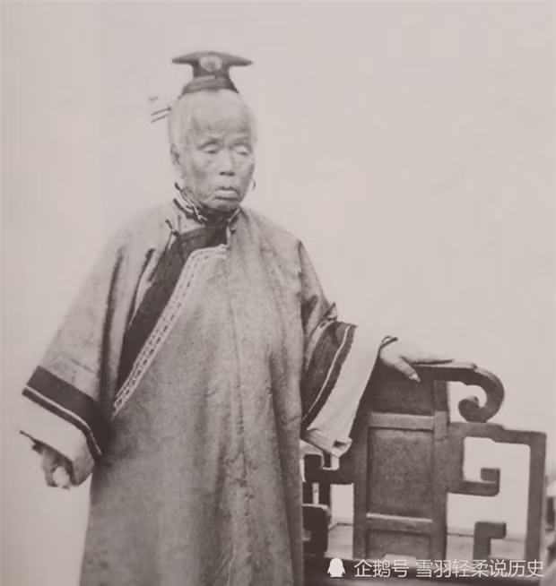 Người mẹ thân sinh của Lý Hồng Chương là một thiên kim tiểu thư danh giá. Bà sống tới 83 tuổi và được triều đình phong tặng danh hiệu Nhất phẩm phu nhân, sau đó được phong thành Nhất phẩm bá phu nhân. 