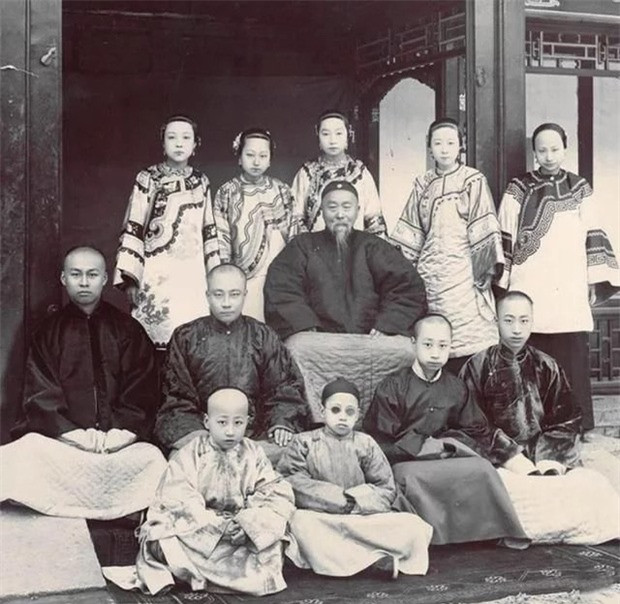 Là một nhân vật quyền cao chức trọng, Lý Hồng Chương đã trải qua rất nhiều sự kiện trọng đại và có sức ảnh hưởng nhất định trong lịch sử phong kiến Trung Quốc. Chân dung vị đại quan uy dũng cùng gia quyến của ông đã được lưu lại bằng những bức ảnh khá chân thực, sống động. Trong ảnh Lý Hồng Chương chụp cùng con cháu. 