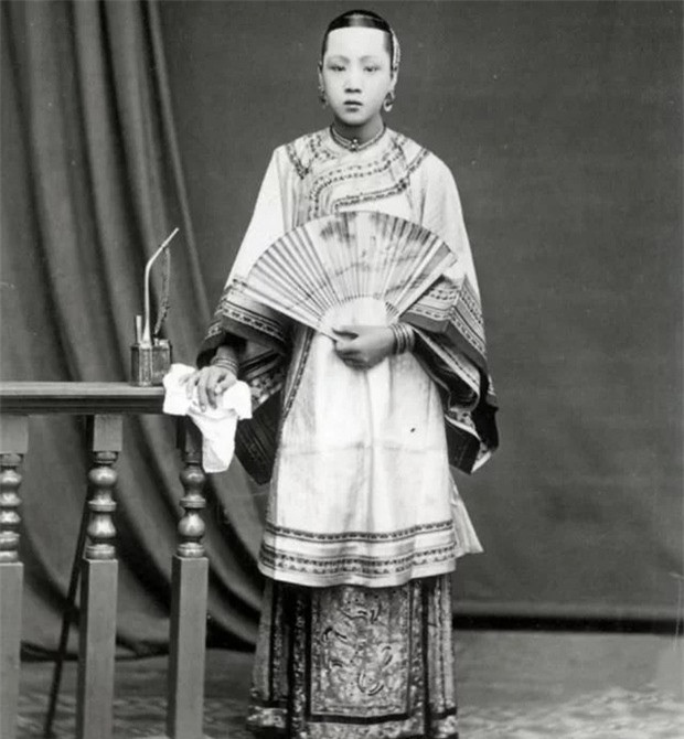 Sau đó, Mạc thị cũng mắc bạo bệnh rồi qua đời, Lý đại nhân lại đón thiên kim danh giá Triệu Tiểu Liên về làm bà cả và nạp cô gái trẻ Đông Mai về làm thiếp. Đông Mai được cho là cô gái xuất thân từ chốn thanh lâu được Lý Hồng Chương bỏ tiền ra chuộc về. Không chỉ xinh đẹp, khiêm tốn, Đông Mai còn giỏi cầm kỳ thi họa nên được Lý đại nhân hết mực sủng ái.