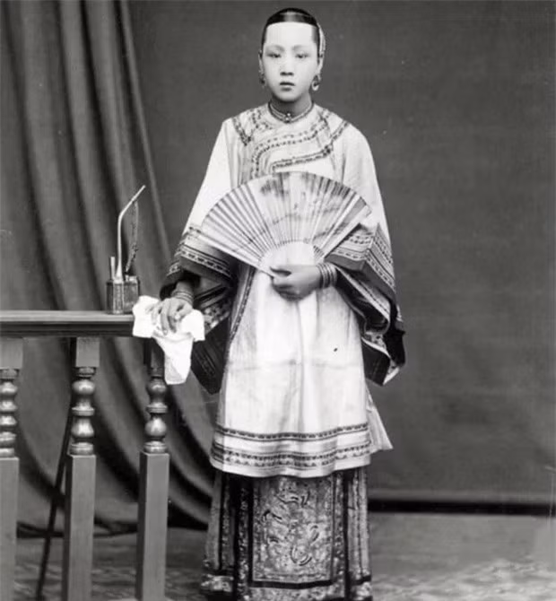 Sau đó, Mạc thị cũng mắc bạo bệnh rồi qua đời, Lý đại nhân lại đón thiên kim danh giá Triệu Tiểu Liên về làm bà cả và nạp cô gái trẻ Đông Mai về làm thiếp. Đông Mai được cho là cô gái xuất thân từ chốn thanh lâu được Lý Hồng Chương bỏ tiền ra chuộc về. Không chỉ xinh đẹp, khiêm tốn, Đông Mai còn giỏi cầm kỳ thi họa nên được Lý đại nhân hết mực sủng ái.