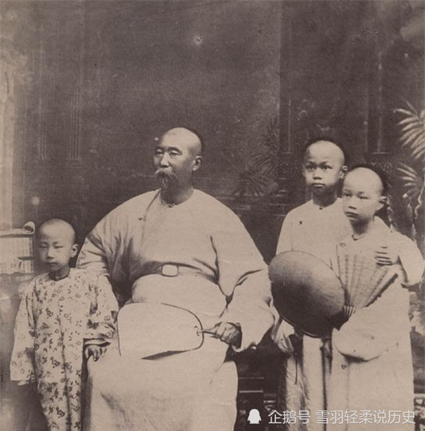 Các con trai, con gái của Lý Hồng Chương được cho là đều có ngoại hình ưa nhìn. Tuy ông không có quá nhiều thê thiếp, nhưng lại đông con nhiều cháu. Ông có rất nhiều con cháu thành tài, trong đó có 3 người nổi tiếng giàu có là Lý Gia Húc, Lý Gia Cảnh và Lý Gia Thự. 