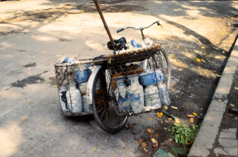 Chiếc xe đạp chở đồ gốm Bát Tràng được dựng bên lề đường.