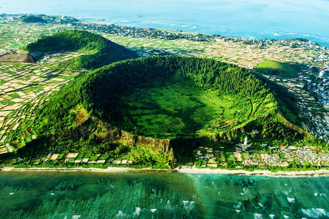 Lý Sơn nằm nơi vị trí tiền tiêu của Quảng Ngãi, là huyện đảo có mật độ dân số cao nhất Việt Nam, hiện hơn 2.000 người/km2. Nơi đây là điểm du lịch hoang sơ hút khách ở miền Trung, cũng được mệnh danh là "vương quốc tỏi" của cả nước. Ảnh: Minh Hoàng - Bùi Trung.