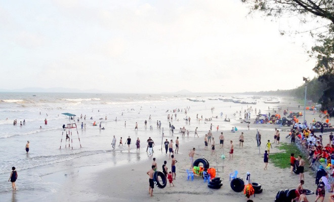 Thuộc tỉnh Quảng Ninh, Trà Cổ là bãi biển dài nhất Việt Nam với chiều dài 17 km, cong hình vành khuyên, có bãi cát phẳng mịn, chắc mượt, hơi thoai thoải ra xa. Gần bãi biển Trà Cổ còn có nhà thờ Trà Cổ, đình Trà Cổ nổi tiếng. Ảnh: Cổng TTĐT Quảng Ninh.