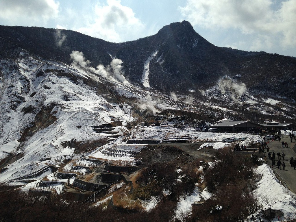 Đến đây, du khách cần tuân thủ tuyệt đối các quy định đảm bảo an toàn. Núi lửa Hakone vẫn đang hoạt động. Trong vài năm gần đây, hoạt động của núi lửa này gia tăng. Điều này buộc chính quyền phải đóng cửa một số đường mòn đi bộ. Có thời điểm, thung lũng còn bị đóng cửa để đảm bảo an toàn cho du khách. Năm 2015, khoảng 115 trận động đất đã được ghi nhận ở khu vực này chỉ trong một ngày. Cơ quan Khí tượng Nhật Bản lo ngại một vụ phun trào sẽ xảy ra trong thời gian tới. Ảnh: Wikimedia.