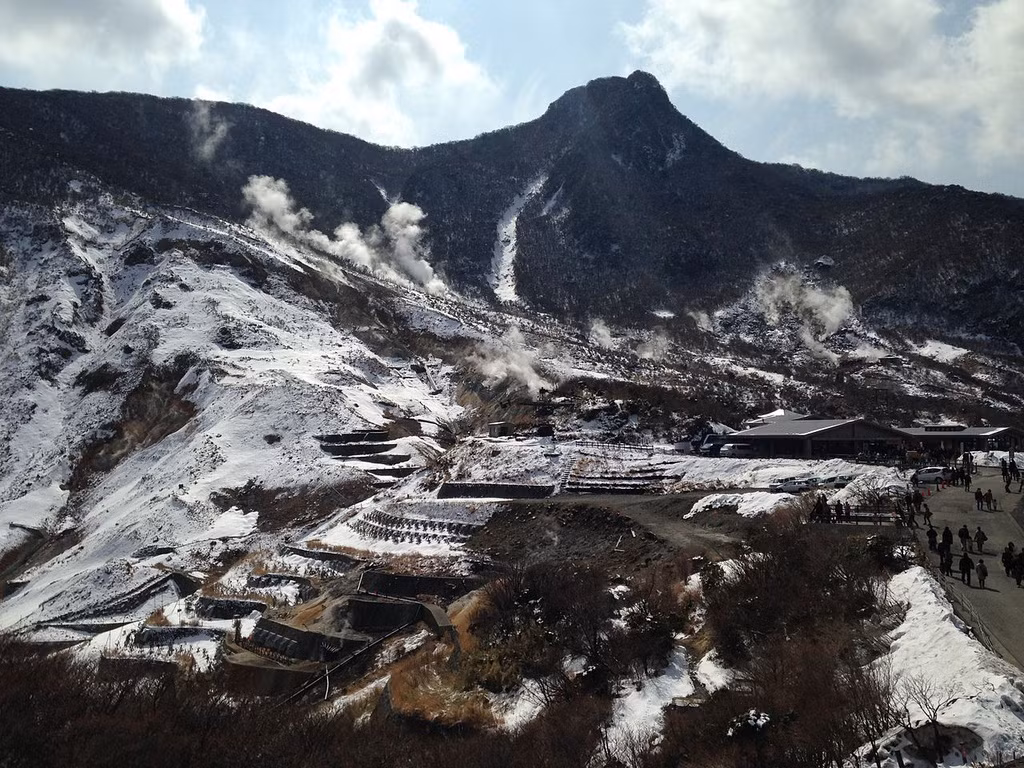 Đến đây, du khách cần tuân thủ tuyệt đối các quy định đảm bảo an toàn. Núi lửa Hakone vẫn đang hoạt động. Trong vài năm gần đây, hoạt động của núi lửa này gia tăng. Điều này buộc chính quyền phải đóng cửa một số đường mòn đi bộ. Có thời điểm, thung lũng còn bị đóng cửa để đảm bảo an toàn cho du khách. Năm 2015, khoảng 115 trận động đất đã được ghi nhận ở khu vực này chỉ trong một ngày. Cơ quan Khí tượng Nhật Bản lo ngại một vụ phun trào sẽ xảy ra trong thời gian tới. Ảnh: Wikimedia.