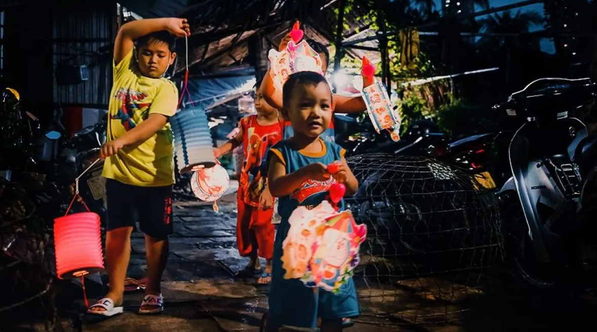 Trung thu còn được coi là dịp Tết của thiếu nhi, người lớn sẽ bày cỗ, tặng đồ chơi, lồng đèn, mặt nạ cho trẻ em. Nhà nào có điều kiện còn tổ chức múa lân, sư, rồng, hát trống quân cho cả xóm cùng chung vui.