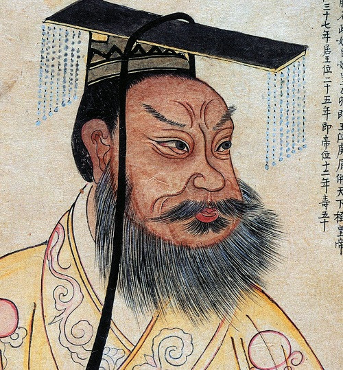 Có thời điểm, 1 triệu người đã bị bắt ép làm việc để xây dựng 4.700 km đường giao thông. Ông là người đã đặt nền móng cho việc xây dựng Vạn Lý Trường Thành, nhưng cũng vì công trình xây dựng này mà có hàng trăm ngàn người đã bị bắt ép làm việc, bị chết đói và bị giết.