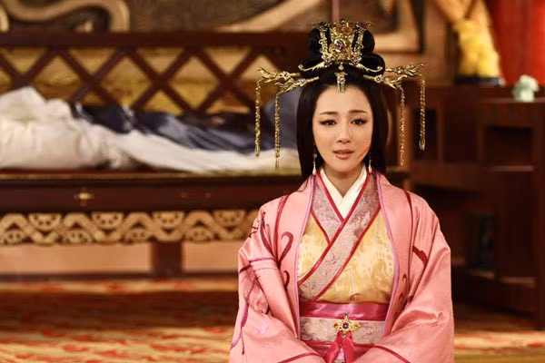 Vậy nên, Hạ Cơ bị gả cho tướng già tên Liên Doãn Tương Lão. Cũng không lâu sau, Tương Lão bỏ mạng ngoài chiến trường. Con trai riêng của chồng ra mặt muốn cưới mẹ kế làm vợ. Tuy nhiên, lúc này Khuất Vu thể hiện vì quá yêu Hạ Cơ nên bày mưu để có được nàng.