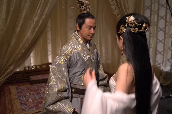 Giận mẹ có quan hệ bất chính, làm ô uế thanh danh gia tộc, Hạ Trưng Thư nổi giận giết chết Trần Linh Công, nhưng sau đó bị ghép tội làm phản. Hạ Cơ bị Sở Trang vương của nước Sở bắt về. Dù muốn nạp cô làm phi thiếp nhưng bị bề tôi Khuất Vu can ngăn do những tai tiếng "sát chồng", sợ nước Sở diệt vong.