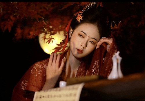 Hạ Cơ và Khuất Vu sống hạnh phúc, có một người con gái. Tuy nhiên, những tiếng xấu của Hạ Cơ khiến con gái gặp nhiều phiền phức trong cuộc sống dù xinh đẹp không thua kém gì mẹ. (Ảnh trong bài mang tính chất minh họa). 