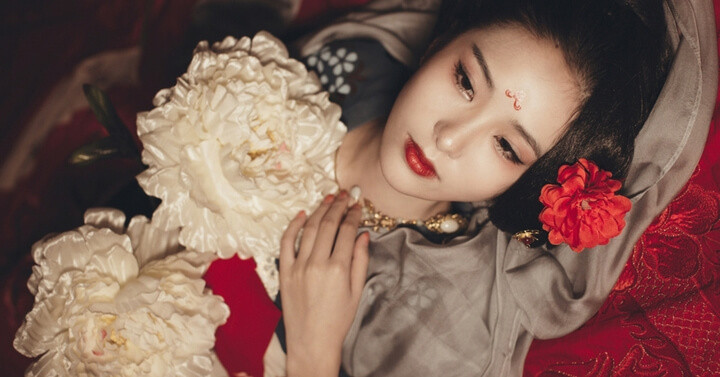 Chồng mất khi bản thân đang trẻ, Hạ Cơ gian díu cùng lúc 3 người đàn ông là Trần Linh Công và hai quan trong triều gồm Khổng Ninh và và Nghi Hàng Phủ.