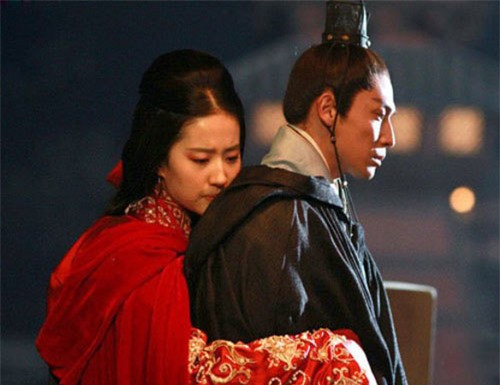 Cả 3 đều không biết sự chung chạ một người phụ nữ này. Khi biết chuyện, vì Hạ Cơ xinh đẹp lại là mẹ của Hạ Trưng Thư lúc này đã kế vị tước vị của Hạ Ngự Thúc nên bỏ qua.