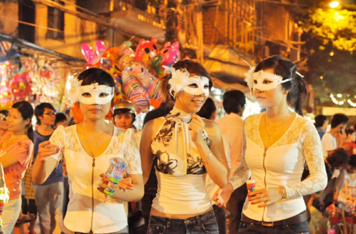 Thay vào đó là các sản phẩm du nhập từ nước ngoài với đủ các hình thù kỳ dị, trông như đồ dùng hoá trang cho ngày Halloween vậy.